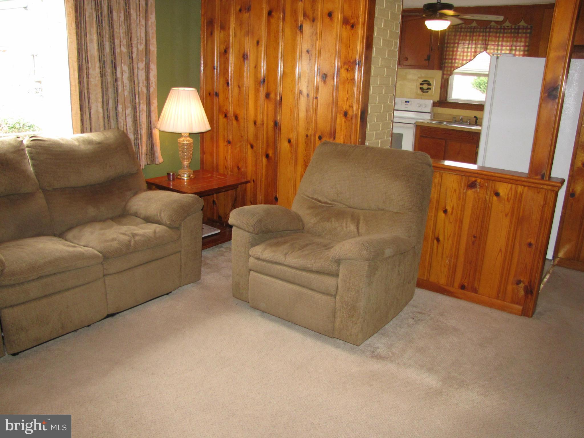 27 Brookfield Road Pasadena, MD 21122 - Photo 11 of 20 a living room with furniture and a lamp