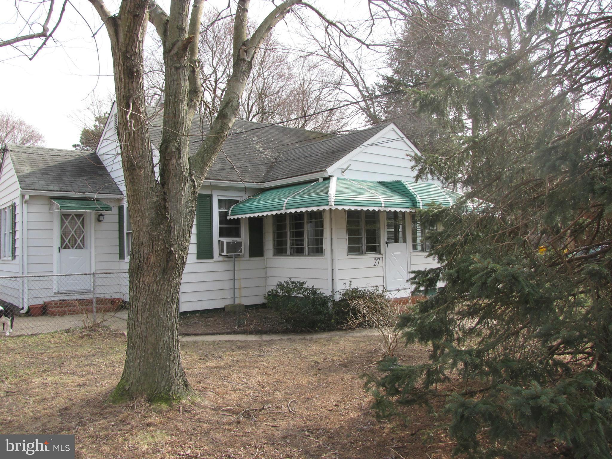 27 Brookfield Road Pasadena, MD 21122 - Photo 4 of 20 a front view of a house with a yard and garage
