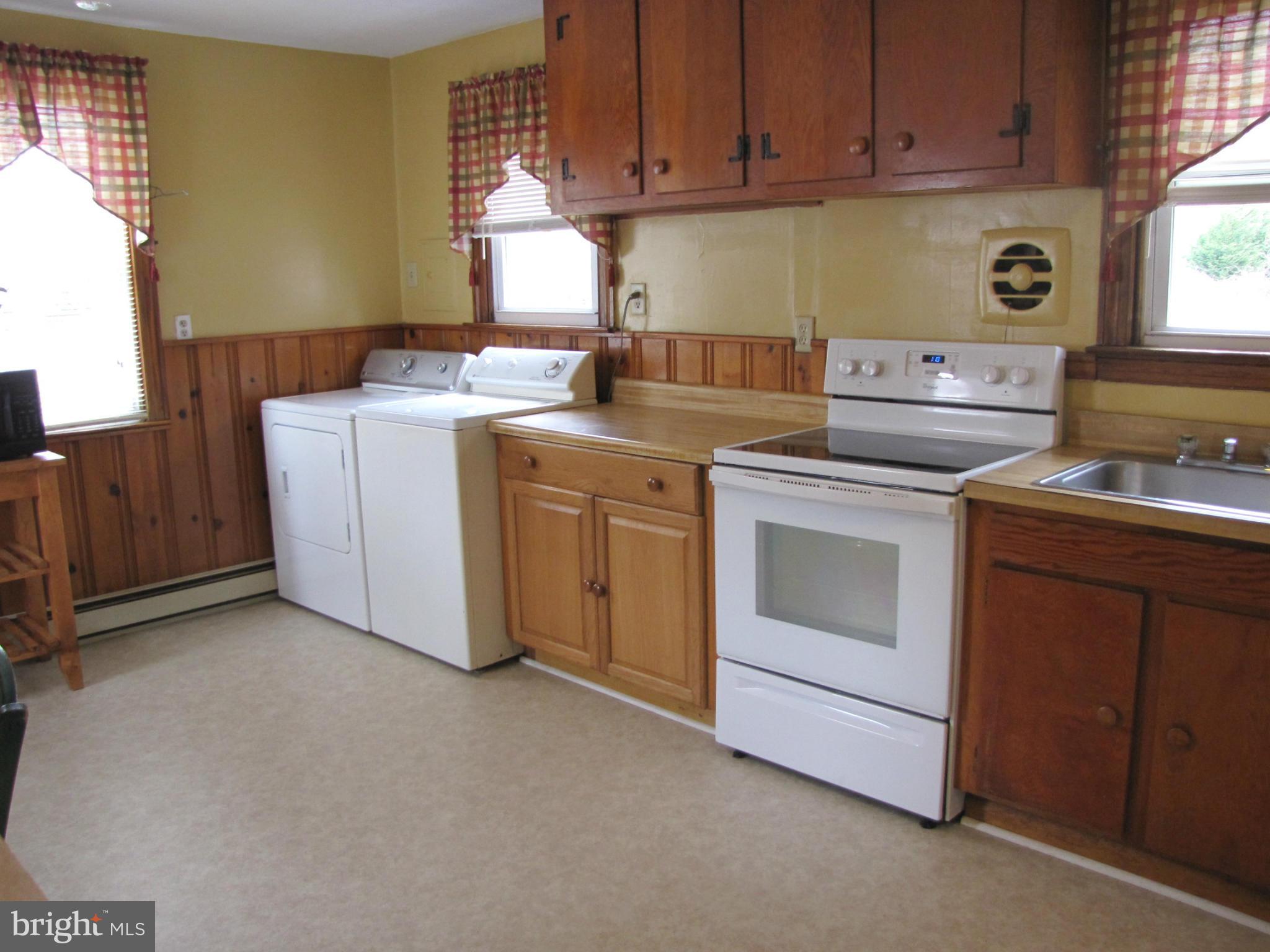 27 Brookfield Road Pasadena, MD 21122 - Photo 5 of 20 a utility room with dryer and washer