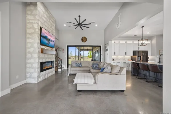 $797,500 | 2493 County Road 4713, La Coste, TX 78039