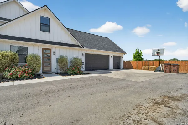 $797,500 | 2493 County Road 4713, La Coste, TX 78039