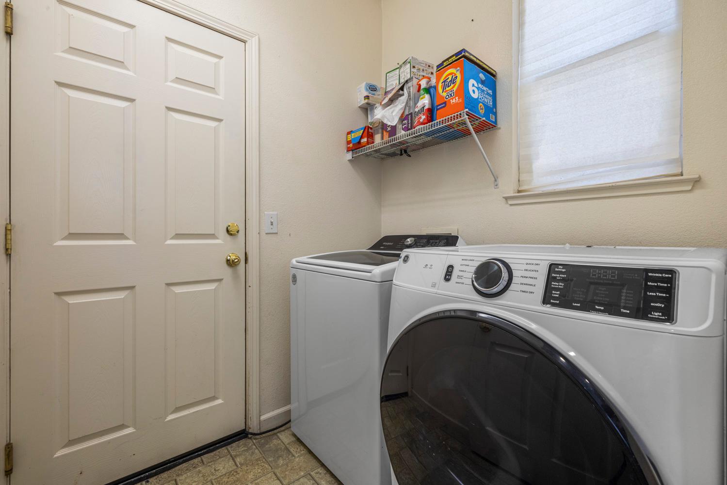 3145 Sweet Pea Avenue Merced, CA 95341 - Photo 16 of 25 a utility room with dryer and washer