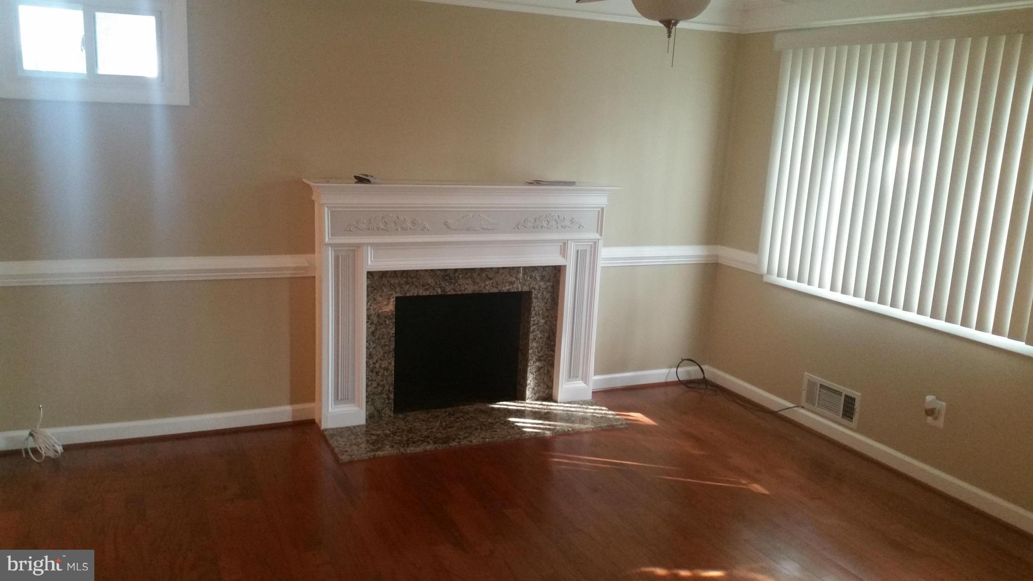 14688 Colchester Road Woodbridge, VA 22191 - Photo 8 of 29 Living Room