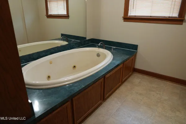 $527,650 | 1074 Midway Odom Road, Forest, MS 39074