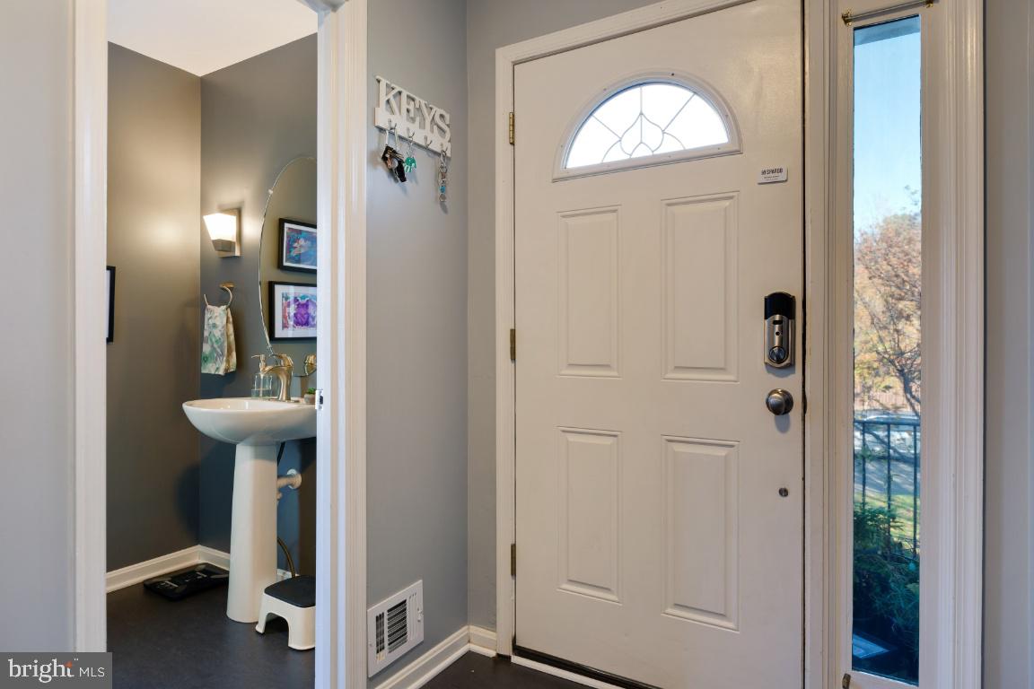 142 Connery Terrace Southwest Leesburg, VA 20175 - Photo 4 of 37