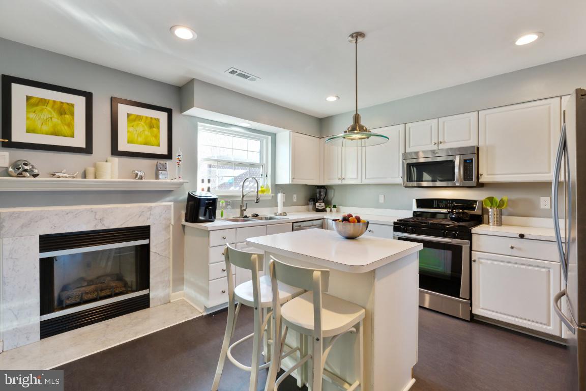 142 Connery Terrace Southwest Leesburg, VA 20175 - Photo 10 of 37
