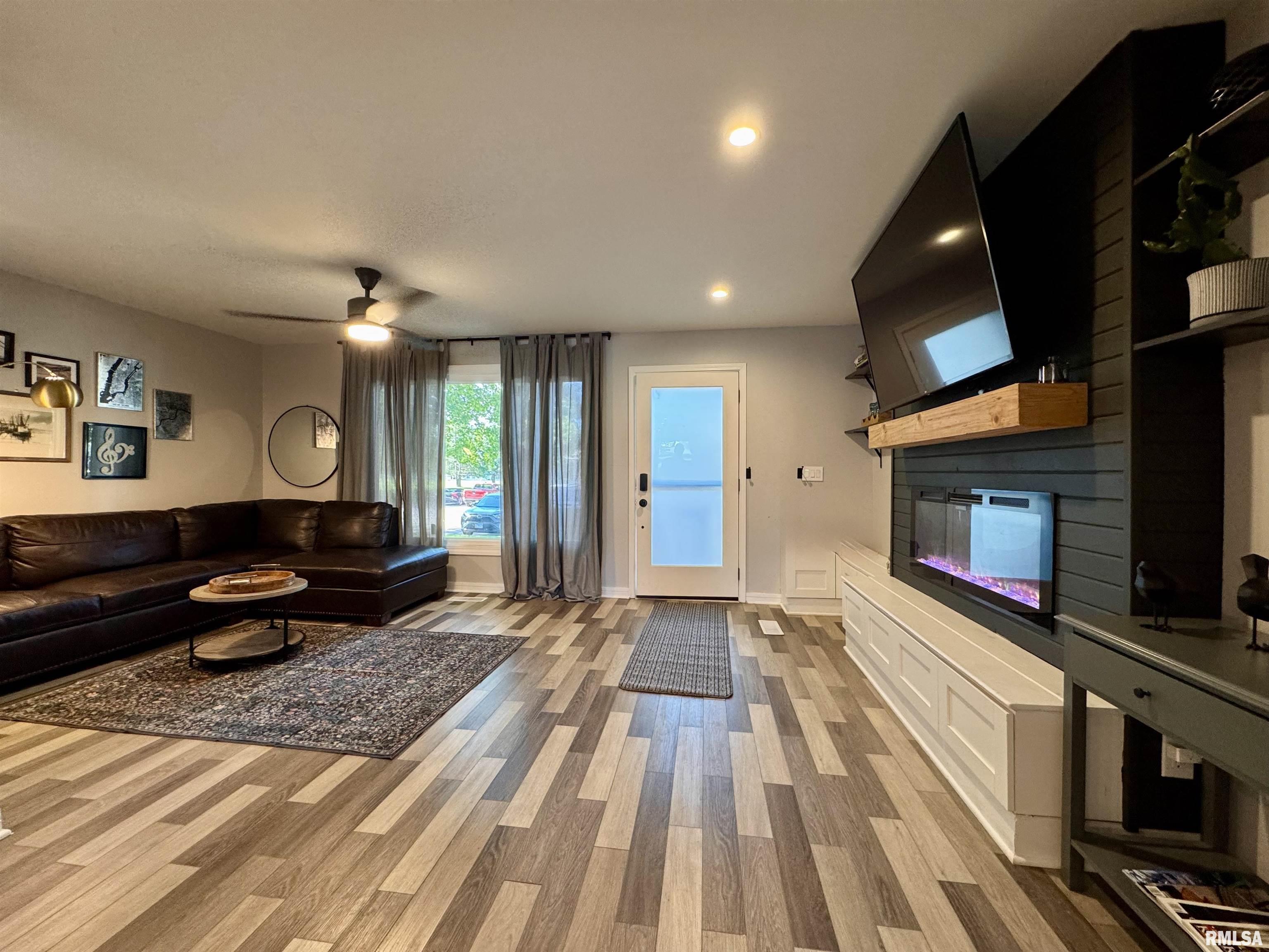 255 Jamestown Road Macomb, IL 61455 - Photo 2 of 35