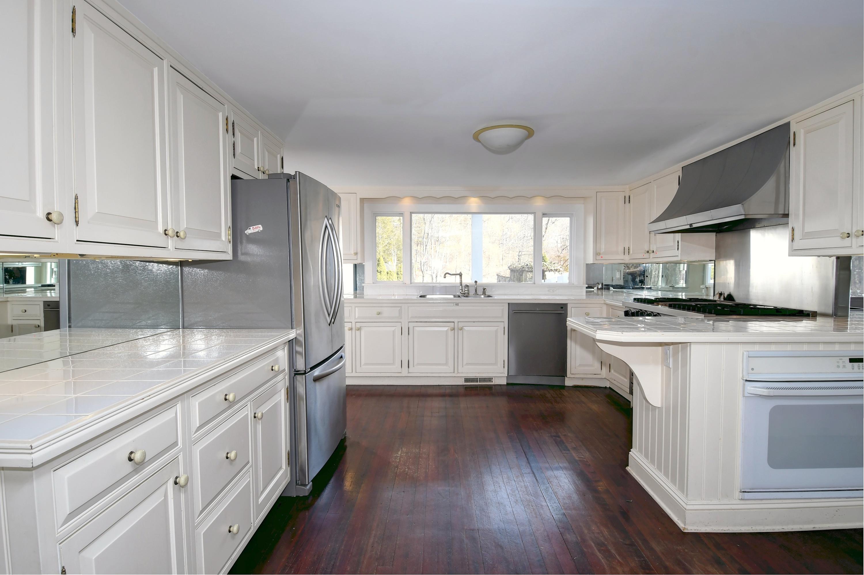 431 Greenley Road New Canaan, CT 06840 - Photo 7 of 25 Kitchen