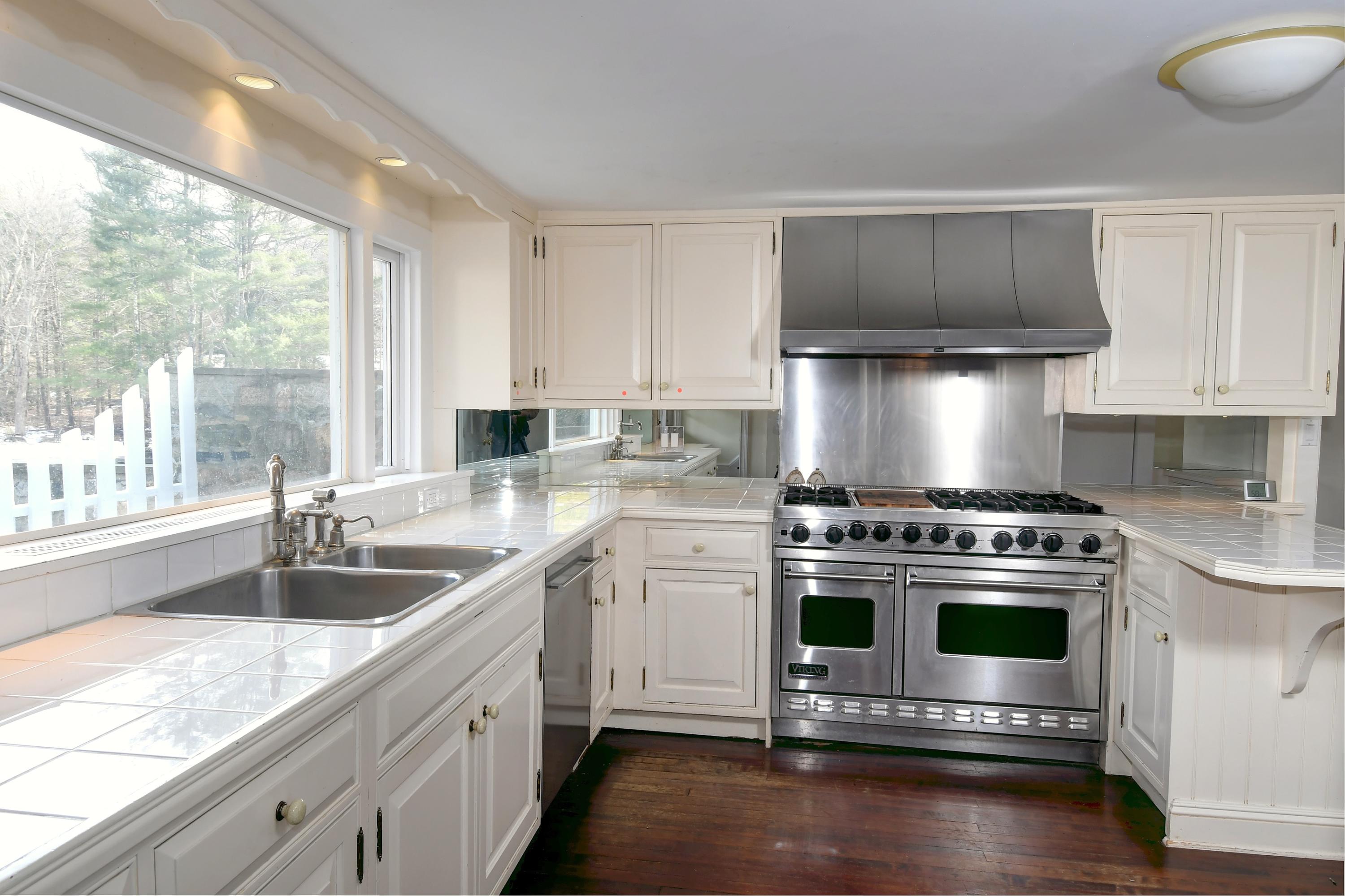 431 Greenley Road New Canaan, CT 06840 - Photo 8 of 25 Kitchen