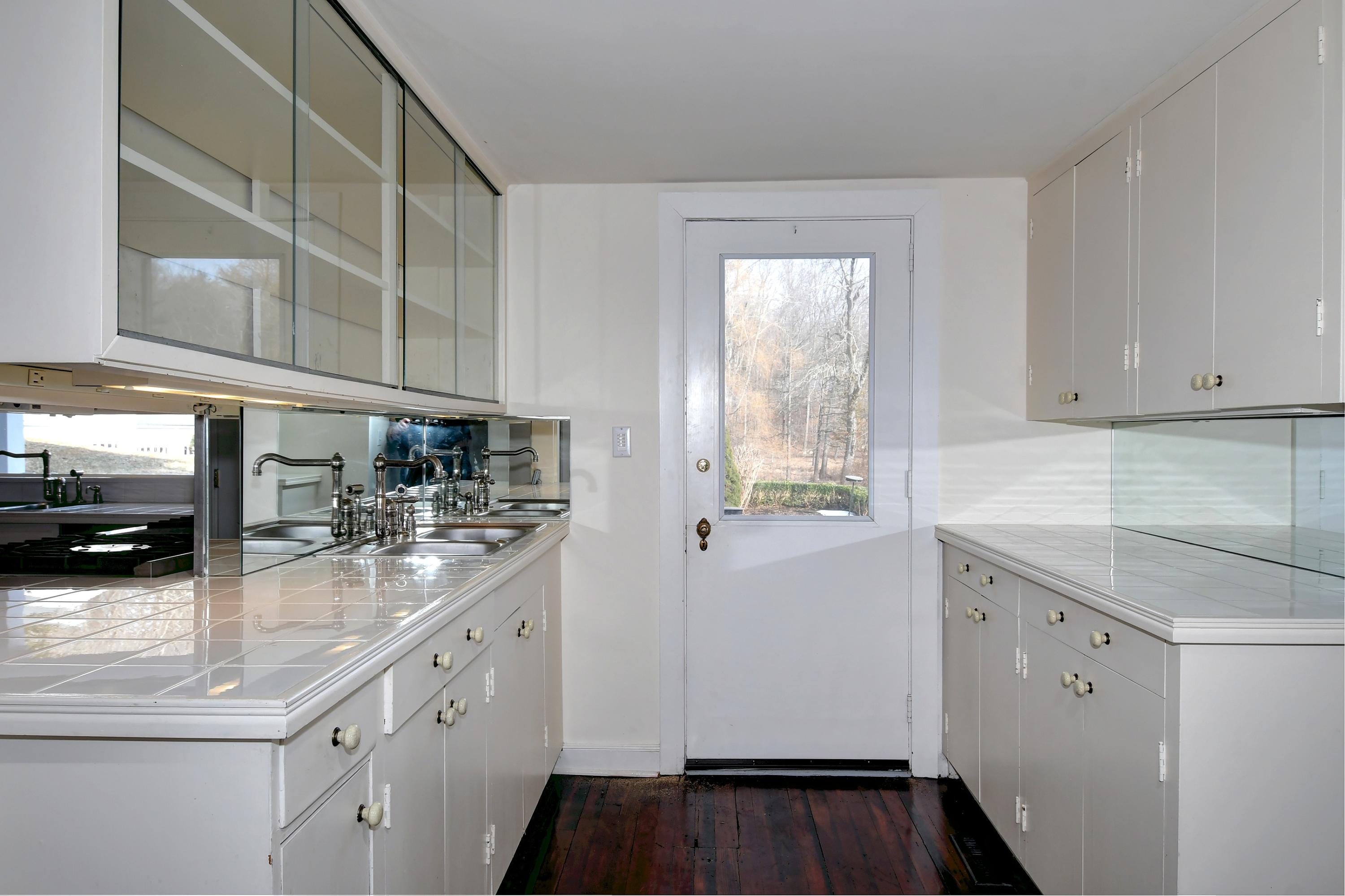 431 Greenley Road New Canaan, CT 06840 - Photo 10 of 25 Serving Pantry