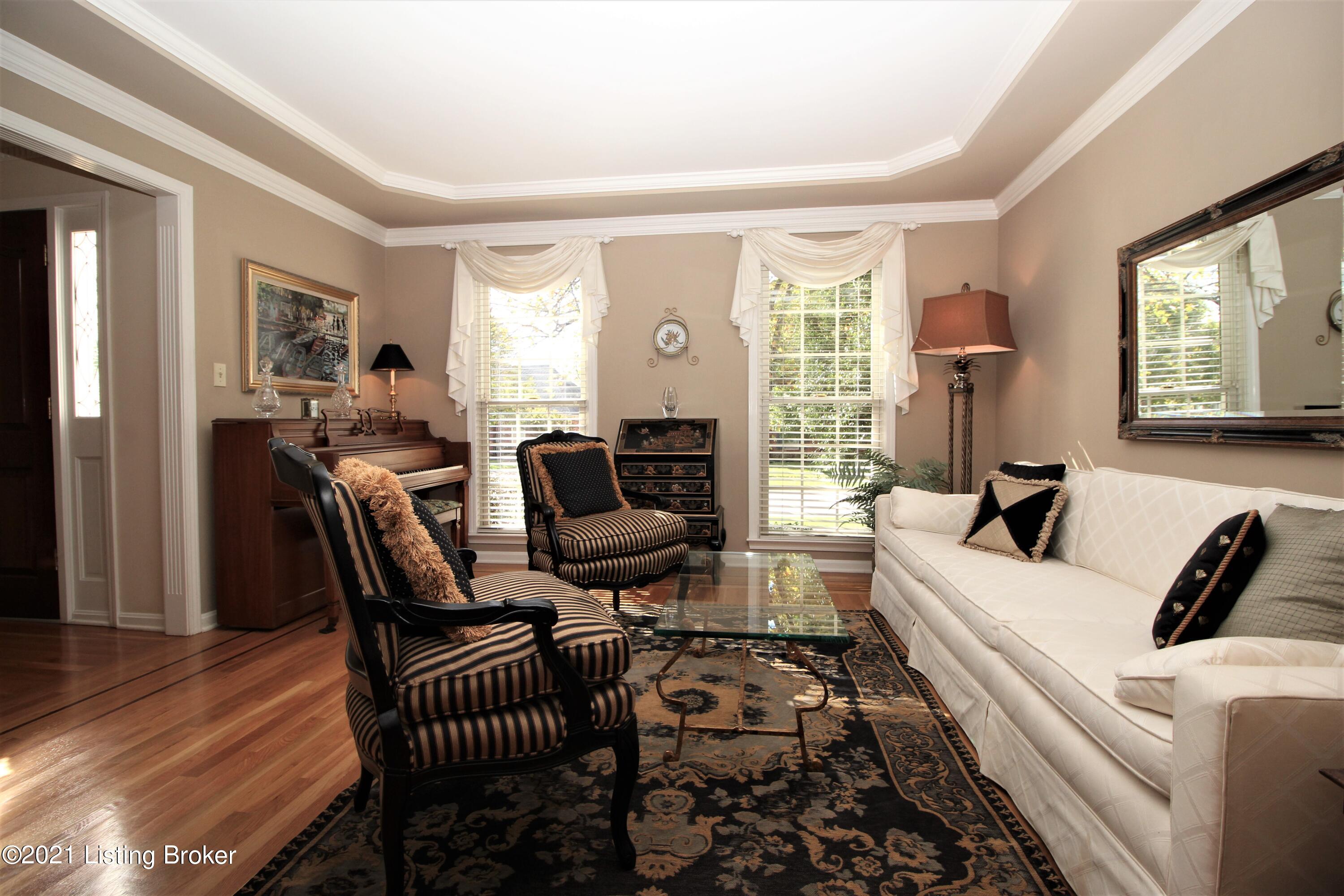 711 Foxgate Road Louisville, KY 40223 - Photo 4 of 34 Living Room
