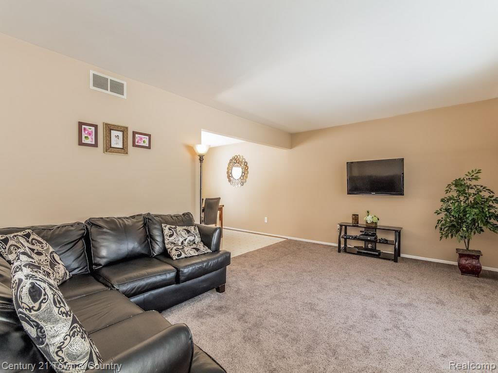 752 Hidden Ridge Drive Troy, MI 48083 - Photo 29 of 49 008-Living_Room-1469107-print.jpg