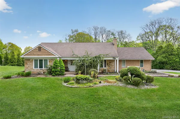 $1,198,000 | 24 Thorngrove Lane, Dix Hills, NY 11746