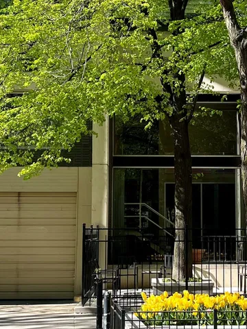 a view of a house with backyard