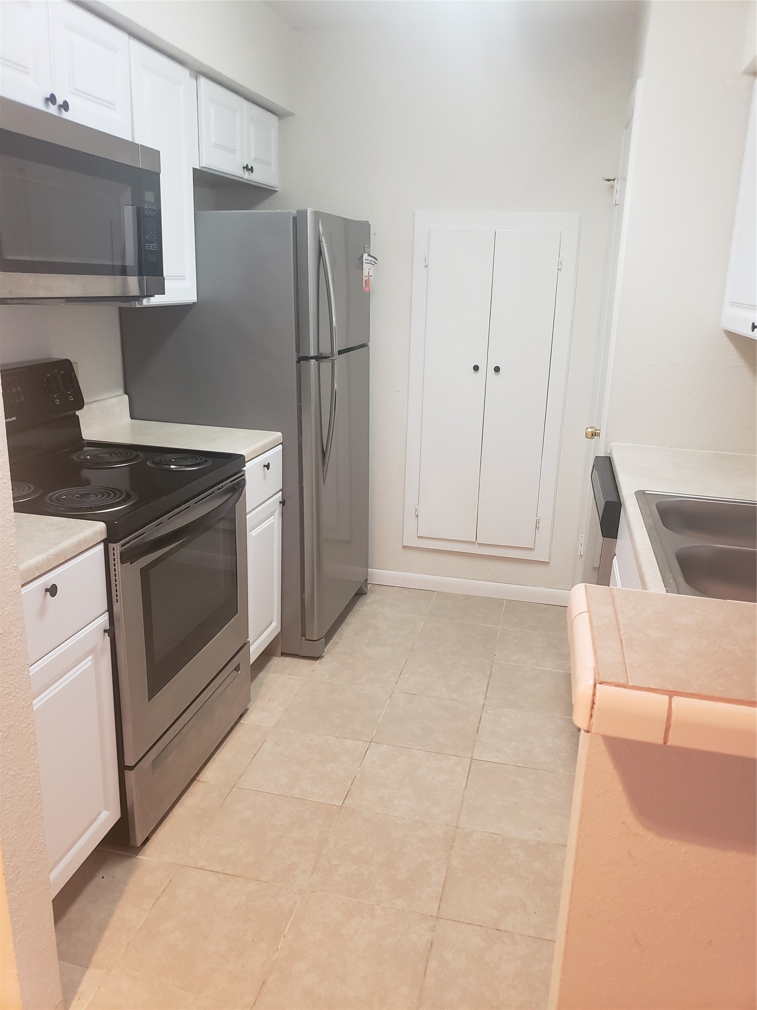 16120 Stuebner Airline Road, Unit 603 Spring, TX 77379 - Photo 7 of 19 a kitchen with a refrigerator stove and cabinets