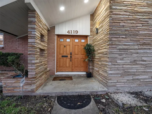a view of a entryway of the house