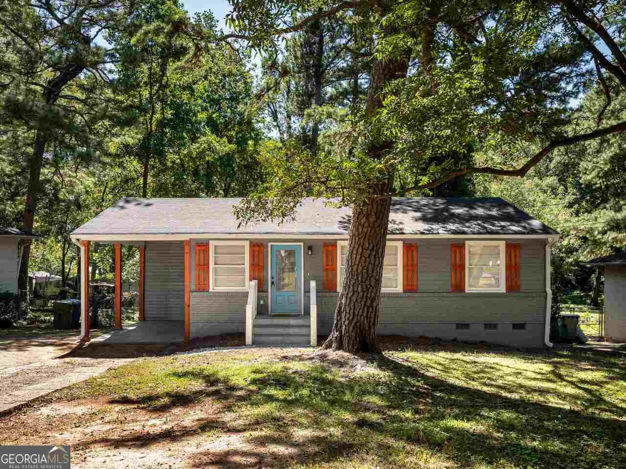 a view of a house with a yard