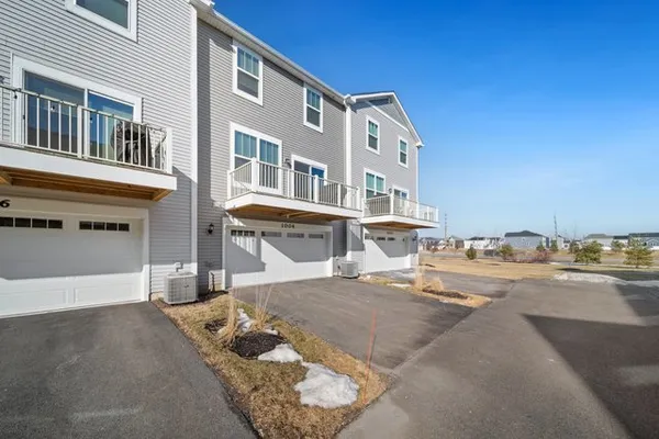 $371,000 | 1004 Atterberg Road, South Elgin, IL 60177