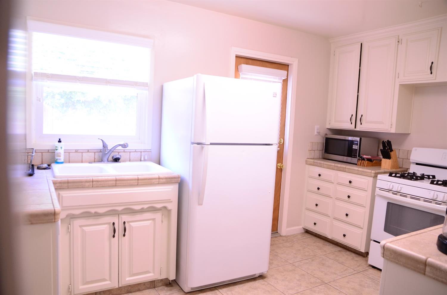 192 West Curtis Avenue Reedley, CA 93654 - Photo 8 of 17 Gallery Image 8