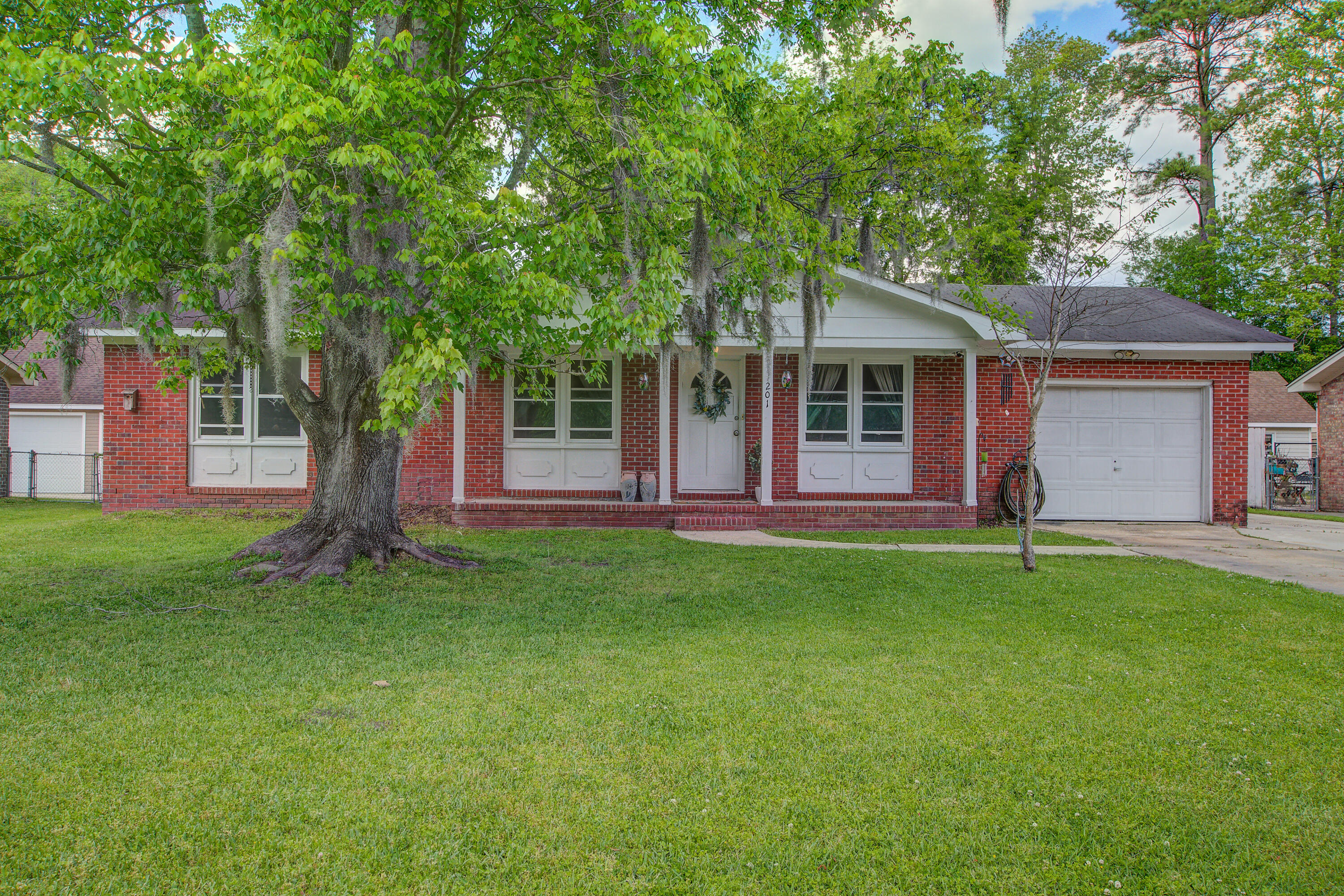 201 Judith Drive Summerville, SC 29485 - Photo 1 of 16 201 Judith Front fav