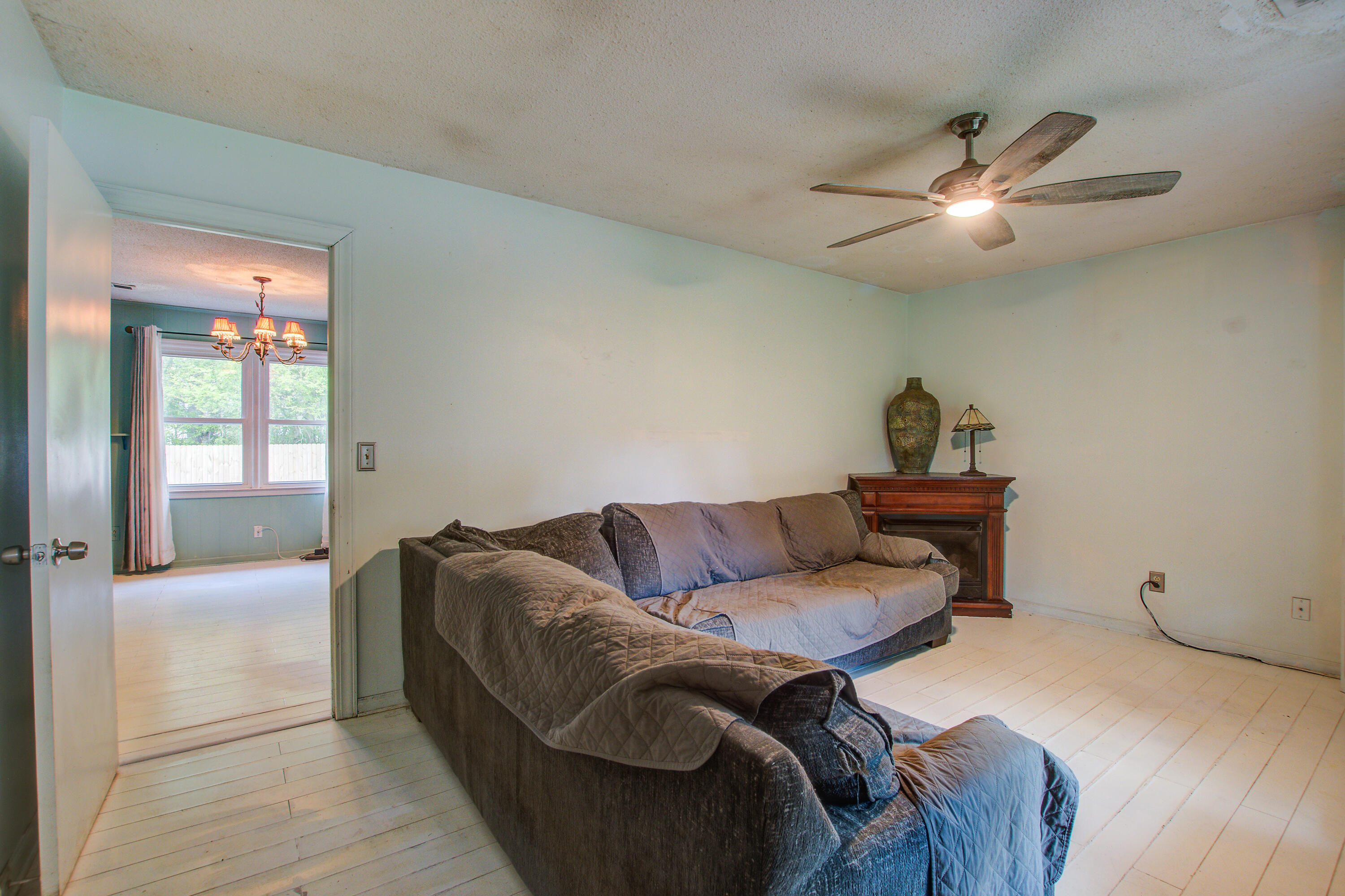 201 Judith Drive Summerville, SC 29485 - Photo 6 of 16 201 Judith living room