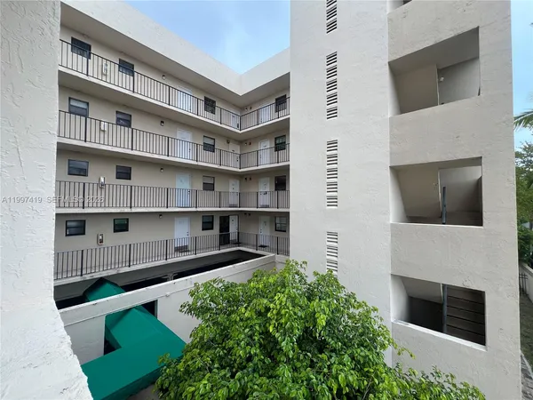 $2,500 | 7125 Bay Drive, Unit 301, Miami Beach, FL 33141