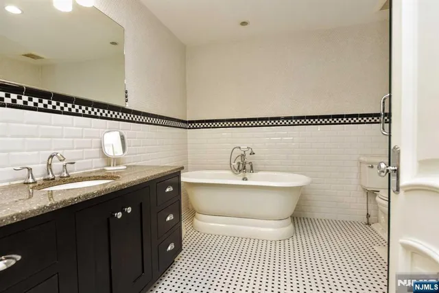 $3,449,000 | 70 Oak Drive, Upper Saddle River, NJ 07458