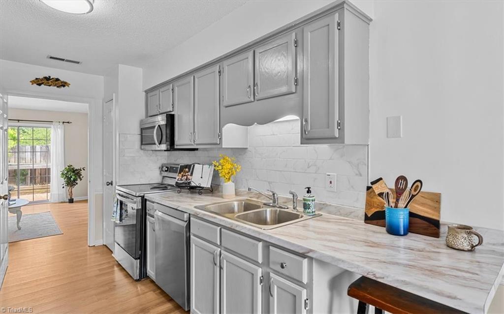 814 Guilford College Road, Unit 133 Greensboro, NC 27409 - Photo 6 of 18 Extra seating at counter