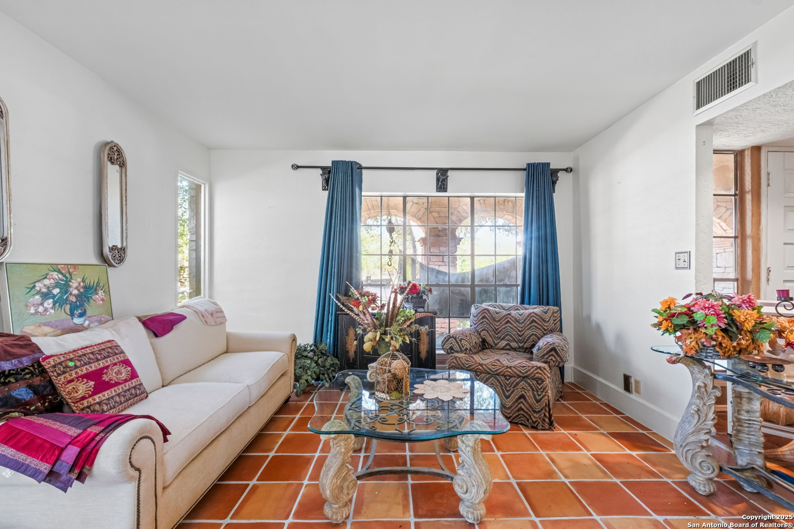 24 Pfeiffer Road Boerne, TX 78006 - Photo 12 of 22 a living room with furniture and a potted plant