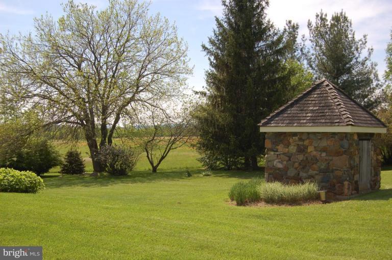1353 Rokeby Road Upperville, VA 20184 - Photo 3 of 30 Side yard