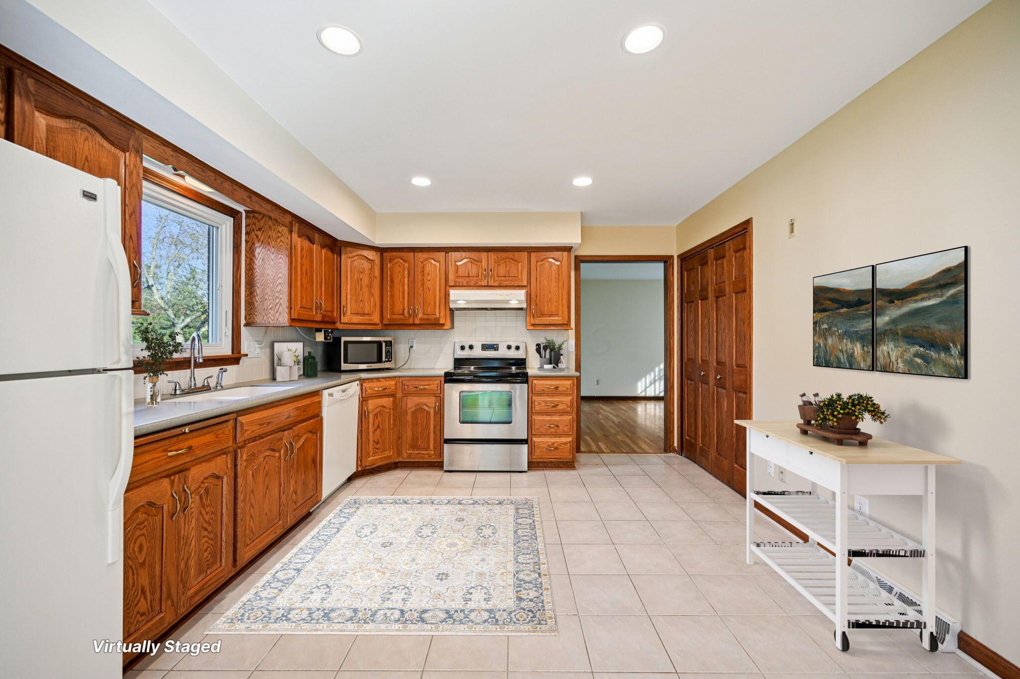 3701 Reed Road Columbus, OH 43220 - Photo 14 of 22 Kitchen Virtually staged