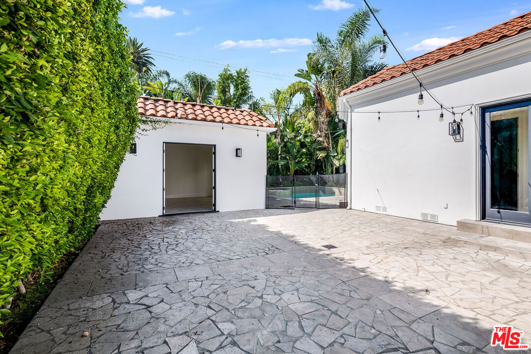 607 North La Jolla Avenue Los Angeles, CA 90048 - Photo 20 of 21 a entryway with tree in front of it