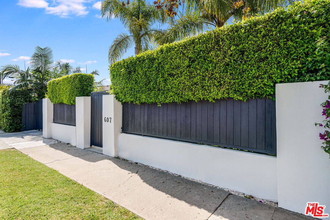 607 North La Jolla Avenue Los Angeles, CA 90048 - Photo 3 of 21 a backyard of a house with lots of green space