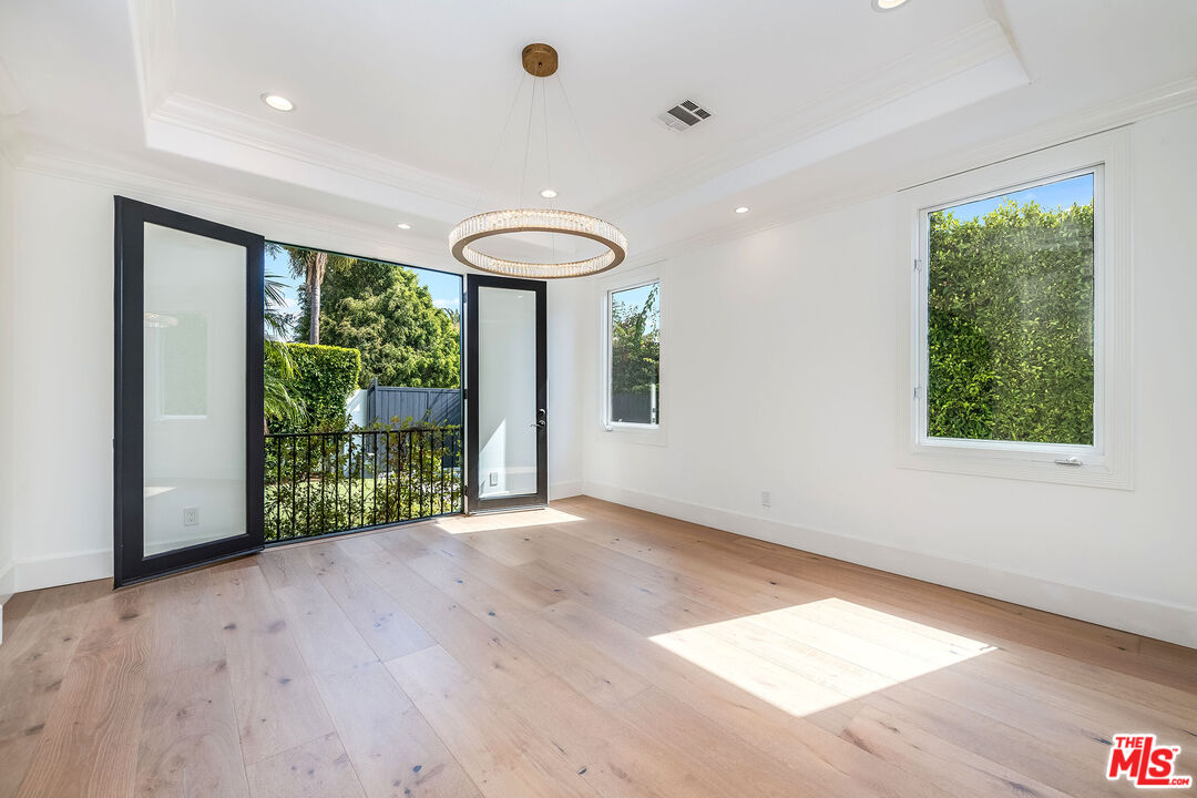 607 North La Jolla Avenue Los Angeles, CA 90048 - Photo 8 of 21 a view of a room with wooden floor and outdoor view