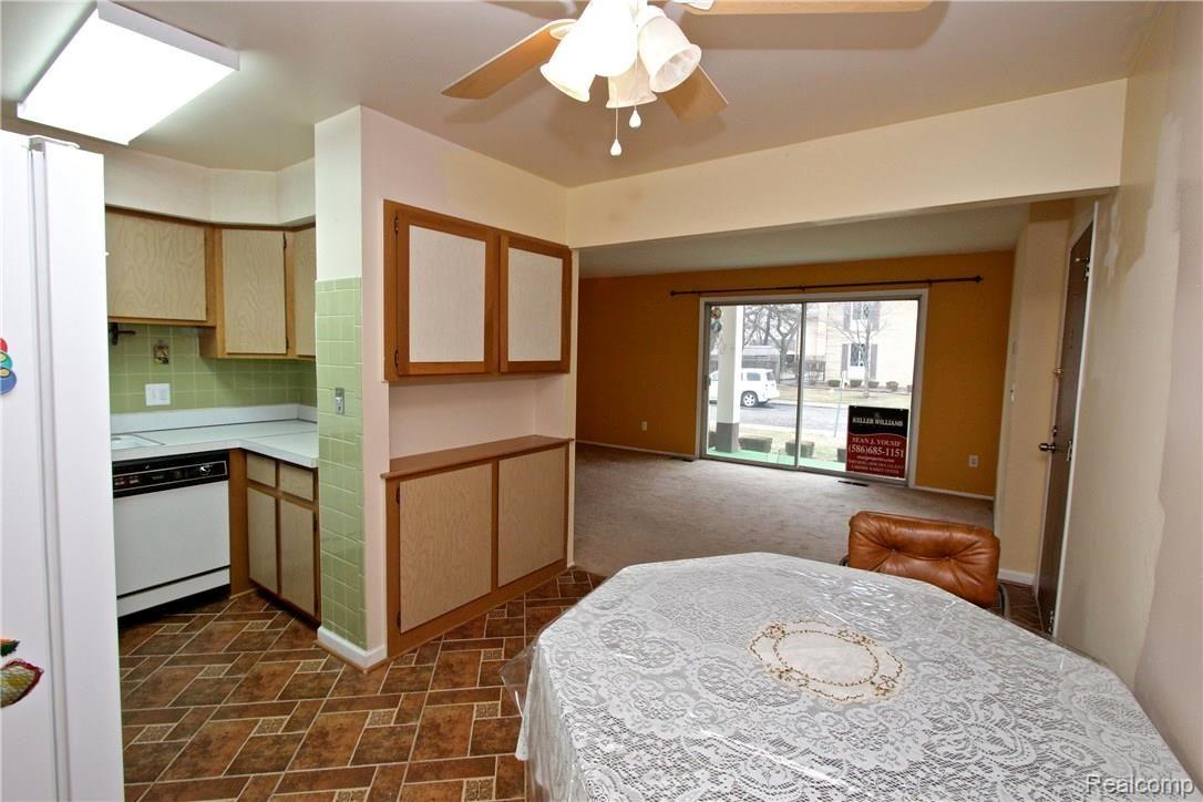 29257 Hayes Road, Unit J2 Warren, MI 48088 - Photo 12 of 24 12Eating&Kitchen.jpg
