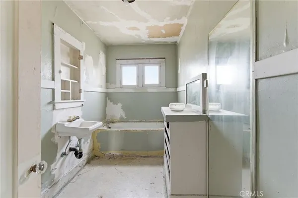 $600,000 | 2064 Myrtle Avenue, Long Beach, CA 90806