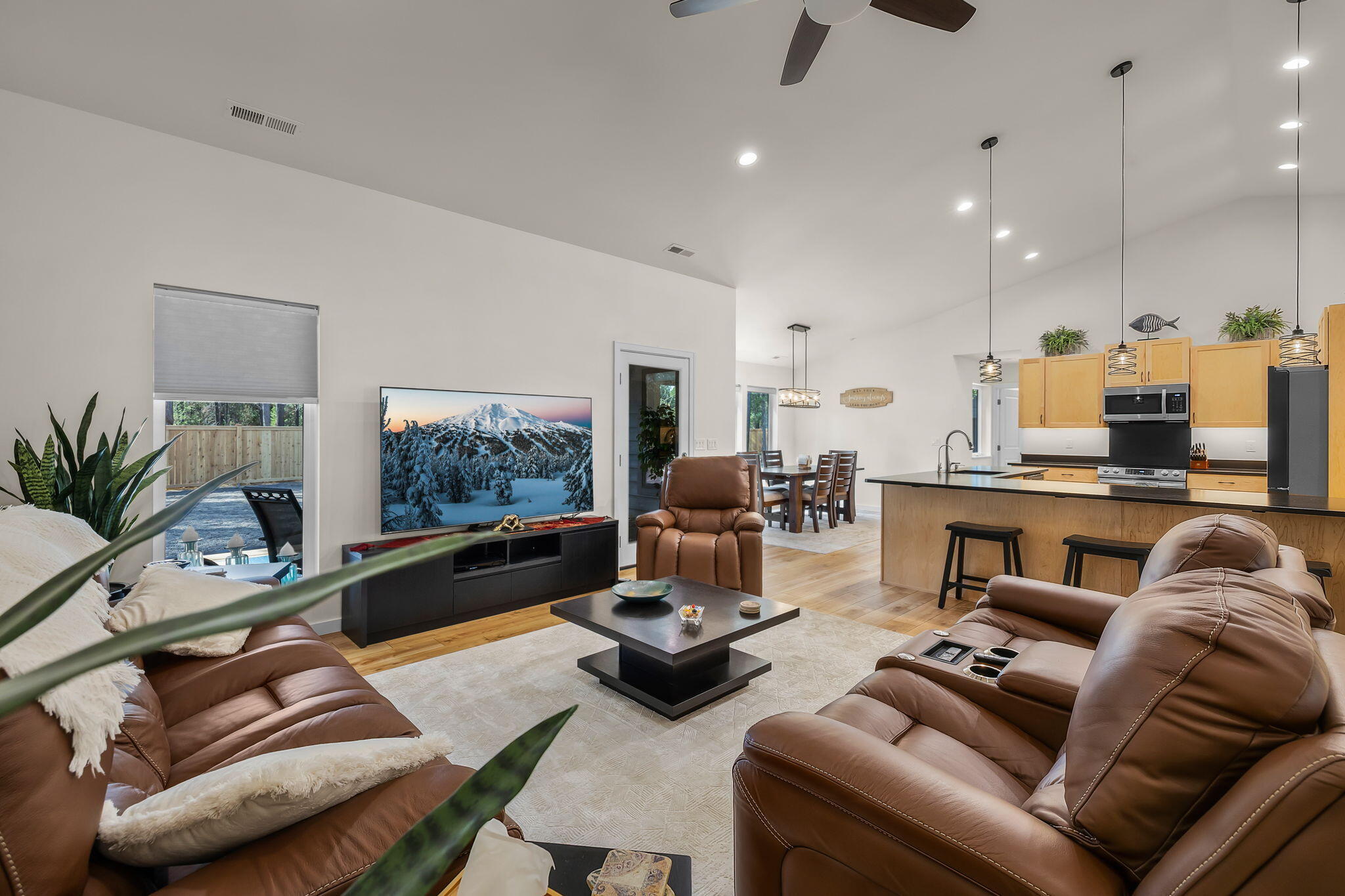 15943 Cascade Lane La Pine, OR 97739 - Photo 10 of 55 Living room