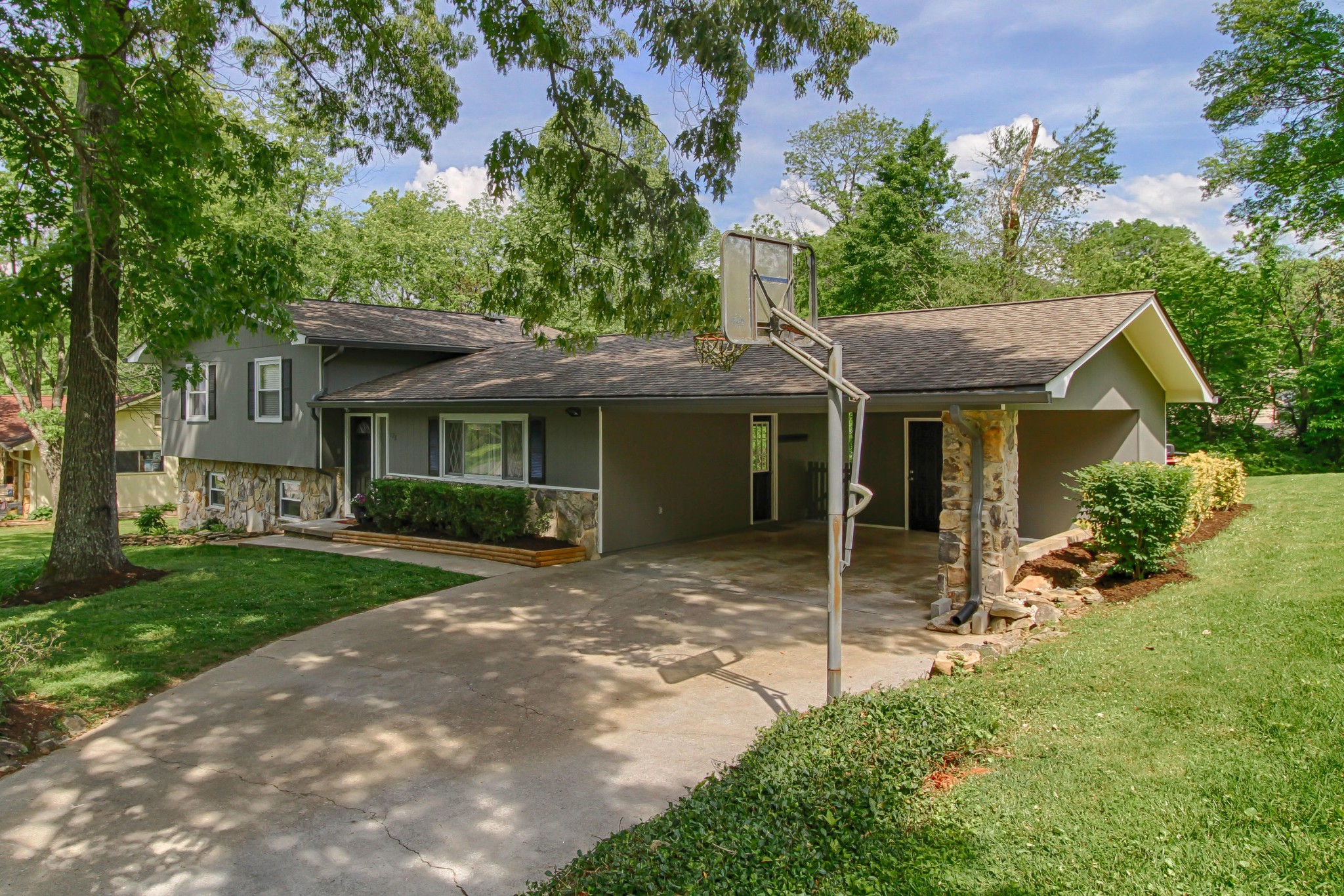 128 Culver Road Oak Ridge, TN 37830 - Photo 2 of 14 front view of a house with a yard