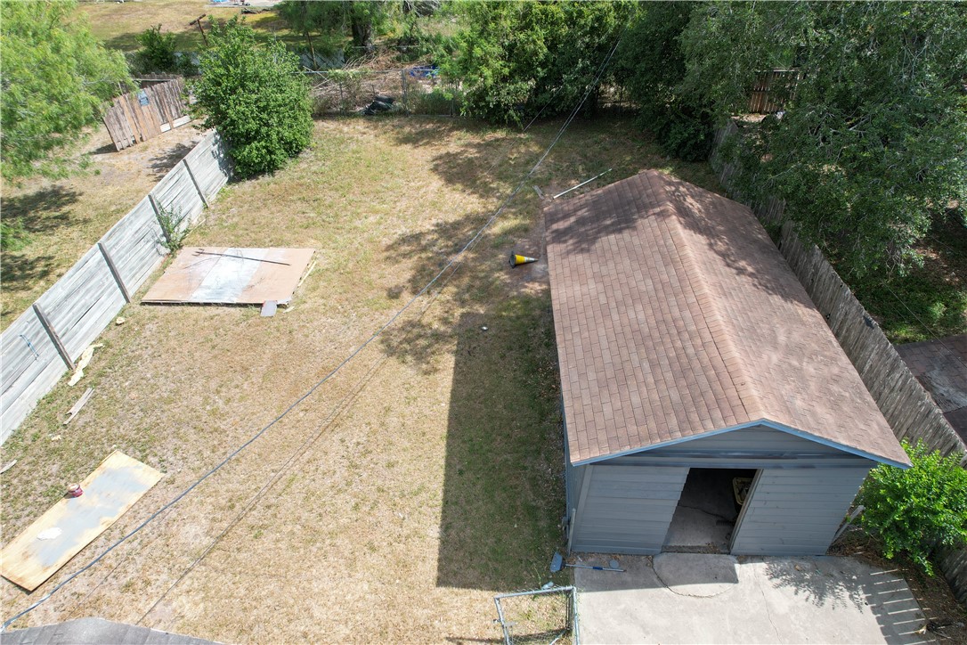 702 Jefferson Street Alice, TX 78332 - Photo 34 of 38 a backyard of a house with lots of green space