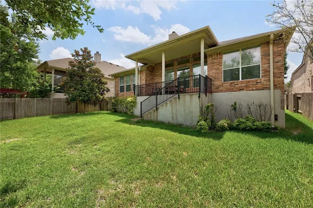 a view of a house with backyard and garden