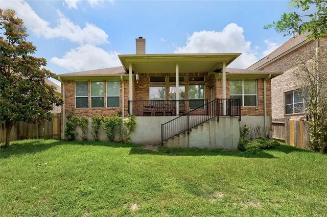 a view of a house with backyard and porch