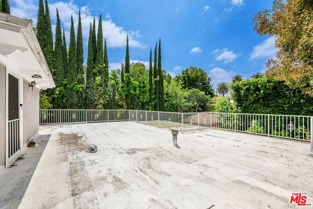 a view of a backyard