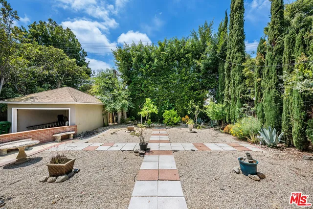a view of the backyard of the house