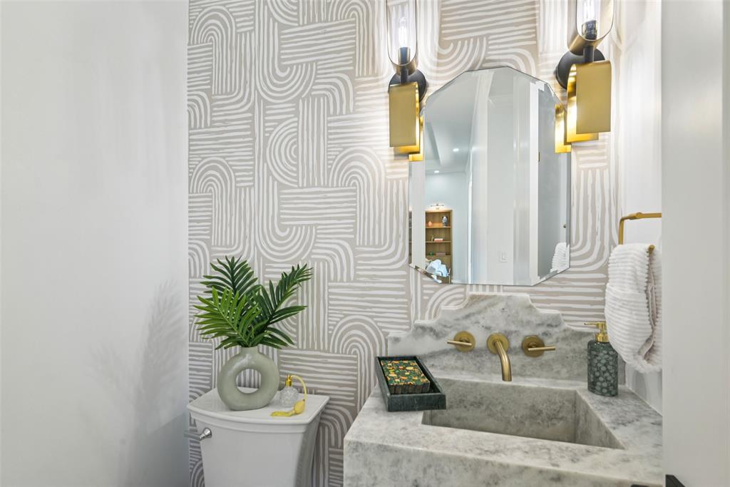 5705 Bent Oak Place Dallas, TX 75248 - Photo 9 of 39