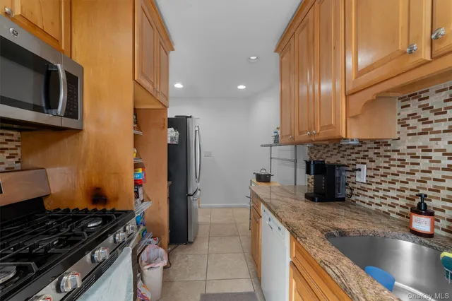 $429,990 | 703 Palmer Court, Unit 2A, Mamaroneck, NY 10543