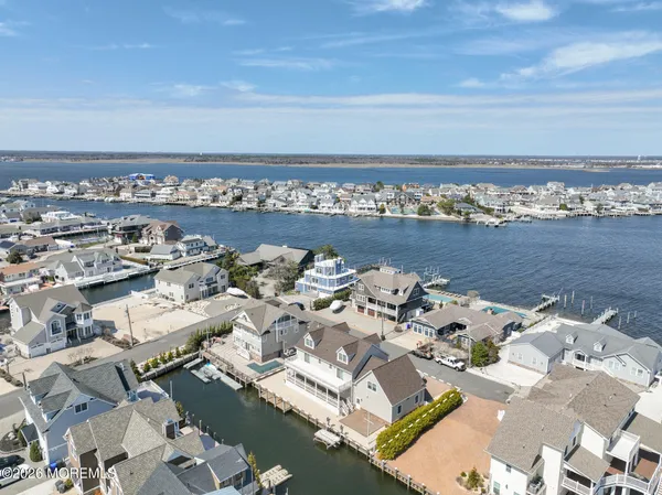 $3,250,000 | 305 Sloop Lane, Mantoloking, NJ 08738