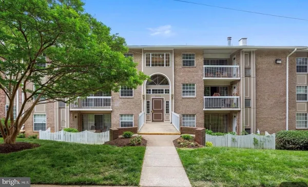 $1,900 | 1935 Wilson Lane, Unit 301, McLean, VA 22102