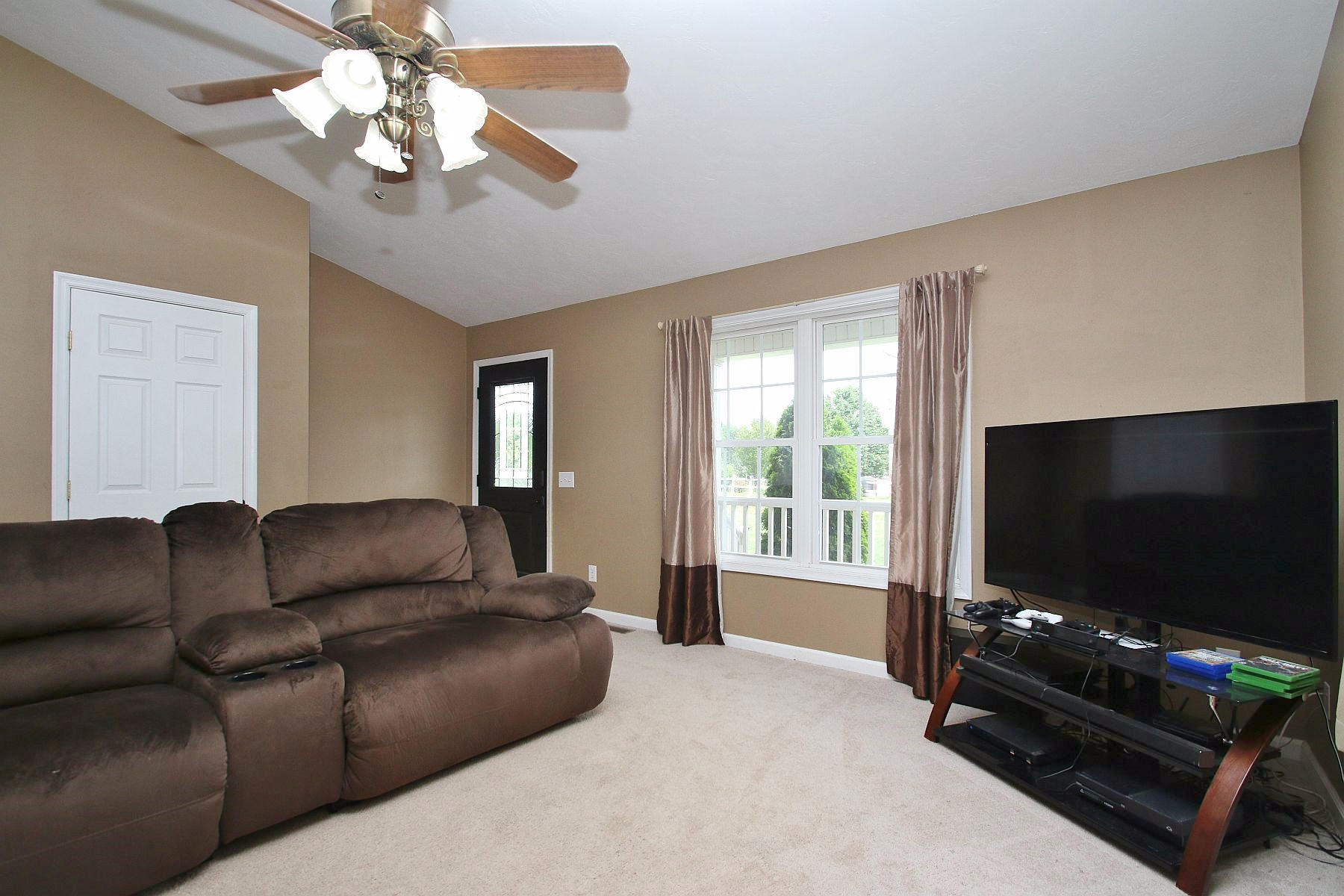 2003 Diamond Hill Road Moneta, VA 24121 - Photo 5 of 34 Great Room