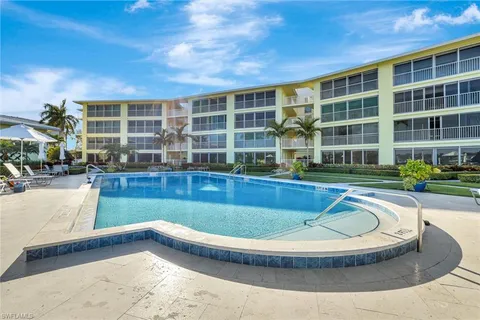$1,370,000 | 2850 Gulf Shore Boulevard North, Unit 201, Naples, FL 34103