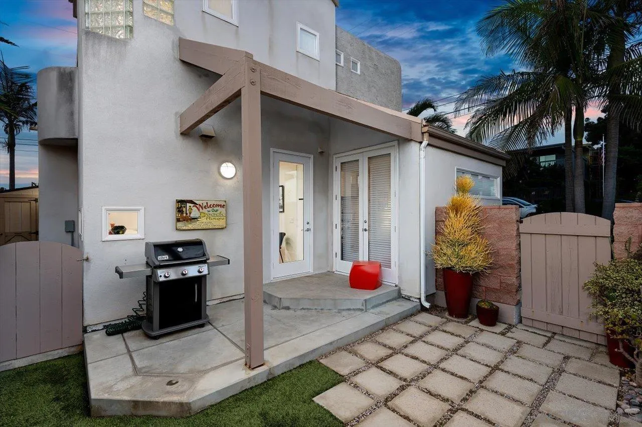 155 Sherrie Lane Del Mar, CA 92014 - Photo 5 of 38 a view of outdoor space and living room